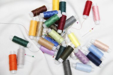 Beyaz kumaşta renkli iplik