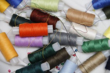 Beyaz kumaşta renkli iplik