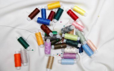 Beyaz kumaşta renkli iplik