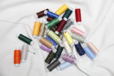 Beyaz kumaşta renkli iplik