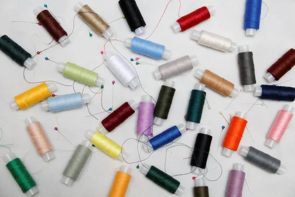 Beyaz kumaşta renkli iplik