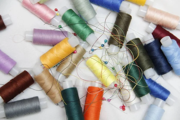 Beyaz kumaşta renkli iplik