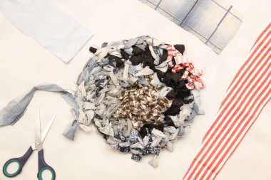 Halı eski şeylerden yapılmıştır.