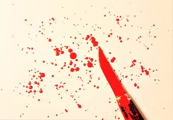 Красная Краска Брызгает Белой Бумаге — стоковое фото