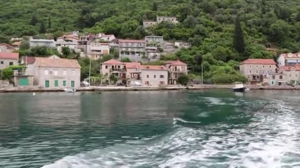 La barca naviga lungo la città del mare — Video Stock