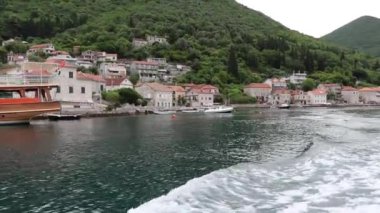 Deniz dağlarının yakınındaki evler
