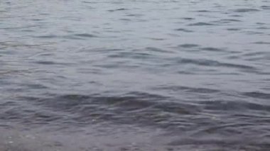 Ocean Beach, Bunbury 'deki Hint Okyanusu' nda temiz köpüklü deniz suyu..