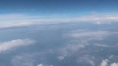 Uçak penceresinden güzel mavi gökyüzü manzarası