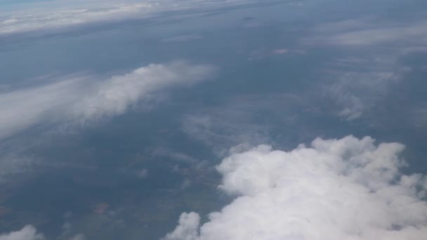 Zicht vanuit het vliegtuigvenster op de wolken — Stockvideo