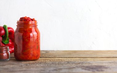 Ajvar, lezzetli fırınlanmış kırmızı biber tabağı.