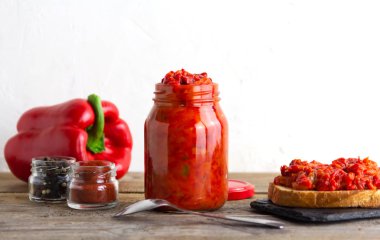 Ajvar, lezzetli fırınlanmış kırmızı biber tabağı.