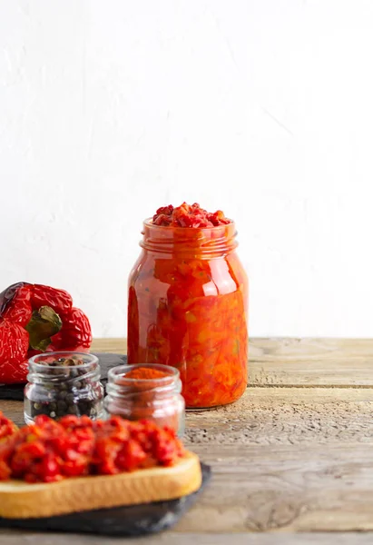 Ajvar, lezzetli fırınlanmış kırmızı biber tabağı.