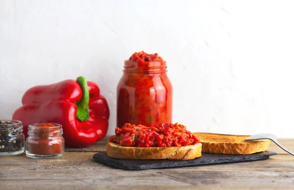 Ajvar, lezzetli fırınlanmış kırmızı biber tabağı.