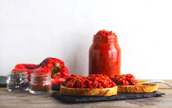 Ajvar, een heerlijke gebakken rode peper schotel — Stockfoto