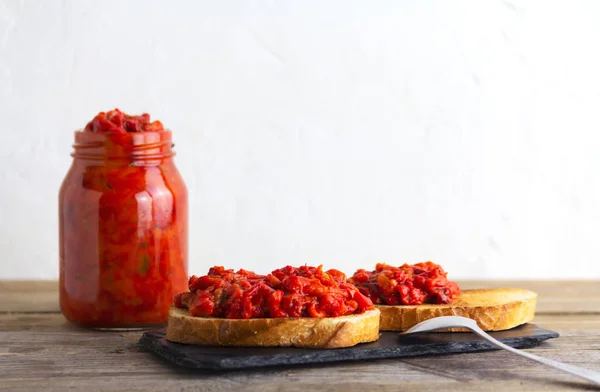 Ajvar, lezzetli fırınlanmış kırmızı biber tabağı.