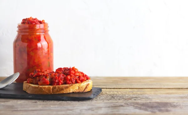 Ajvar, lezzetli fırınlanmış kırmızı biber tabağı.