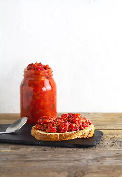 Ajvar, lezzetli fırınlanmış kırmızı biber tabağı.