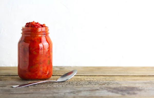 Ajvar, lezzetli fırınlanmış kırmızı biber tabağı.