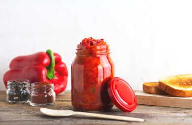 Ajvar, lezzetli fırınlanmış kırmızı biber tabağı.