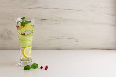 Küstah diyet suyu. Salatalık, limon, açık arkaplanda gözlüklü nane likörü.