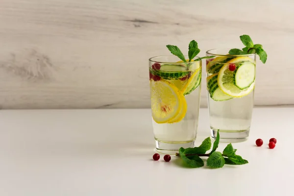 Küstah diyet suyu. Salatalık, limon, açık arkaplanda gözlüklü nane likörü. — Stok fotoğraf