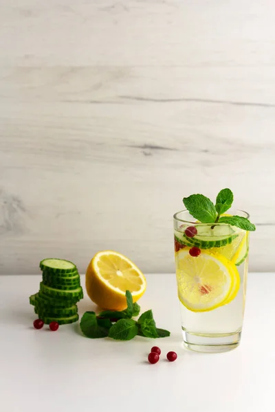 Küstah diyet suyu. Salatalık, limon, açık arkaplanda gözlüklü nane likörü.