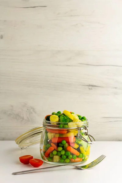 Salade dans un pot en verre. Haricots verts, maïs doux, bébé carotte, poivron, brocoli — Photo