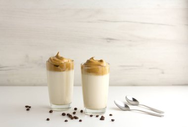 Dalgona kahvesi. Süt ve köpüklü soğuk Kore içeceği