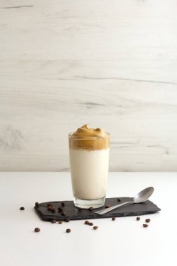 Dalgona kahvesi. Süt ve köpüklü soğuk Kore içeceği