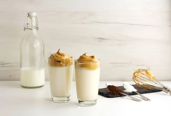 Café Dalgona. Bebida fría coreana de moda con espuma y leche — Foto de Stock