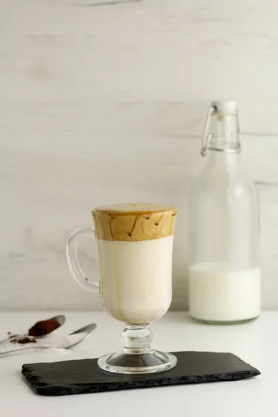 Café Dalgona. Bebida fría coreana de moda con espuma y leche — Foto de Stock