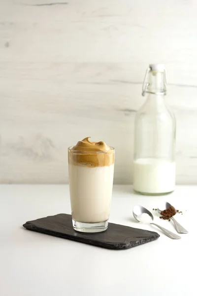 Café Dalgona. Bebida fría coreana de moda con espuma y leche — Foto de Stock