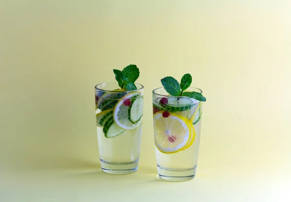 Acqua dieta Sassy. Cetriolo, limone, bevanda alla menta nei bicchieri — Foto Stock