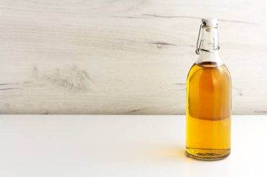 Elma sirkesi, elma şarabı, cam şişede meyve suyu.