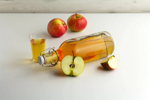 Elma sirkesi, elma şarabı, cam şişede meyve suyu. — Stok fotoğraf