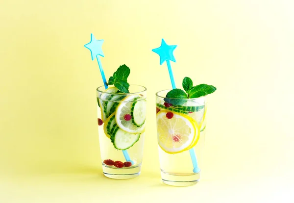 Küstah diyet suyu. Salatalık, limon, sarı arka planda gözlüklü nane likörü. — Stok fotoğraf