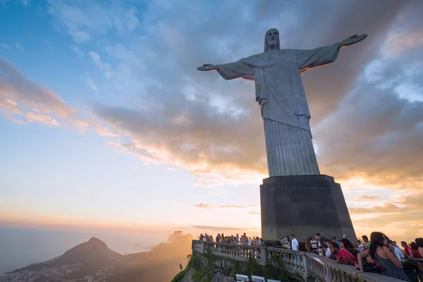 Corcovado tepe üzerinde turist — Stok fotoğraf