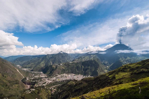 Erupção de um vulcão Tungurahua — Fotografia de Stock