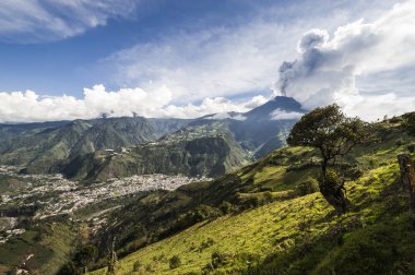 Bir yanardağ: Tungurahua, Andes Merkezi Ekvador patlama