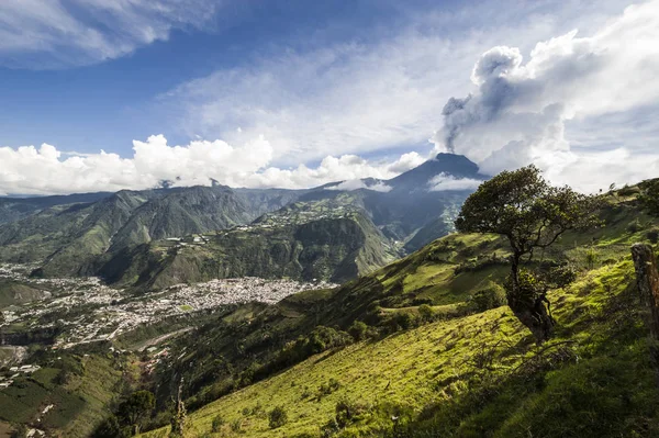 Erupción de un volcán Tungurahua, Andes del centro de Ecuador — Foto de Stock