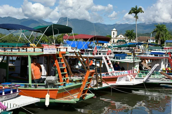 Barcos turísticos en Paraty, estado de Río de Janeiro —  Fotos de Stock