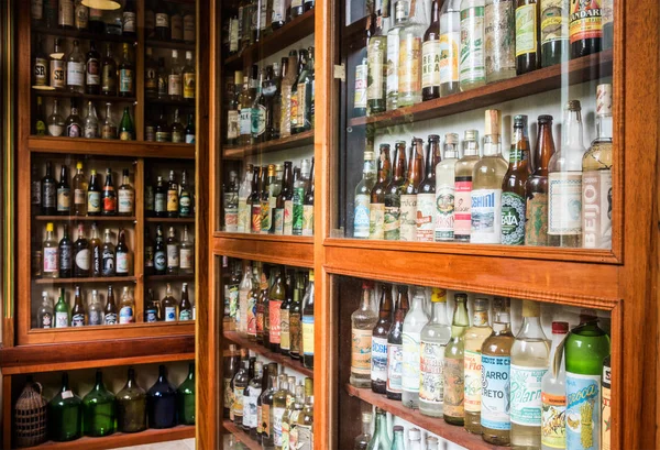 Colección de botellas de alcohol Cachaca en Brasil — Foto de Stock