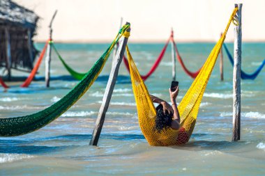 Kadın rahatlatıcı tatil, Brezilya hamak ve selfie üzerinde