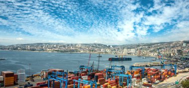Valparaiso, Şili'nin bir limanda Vinçler