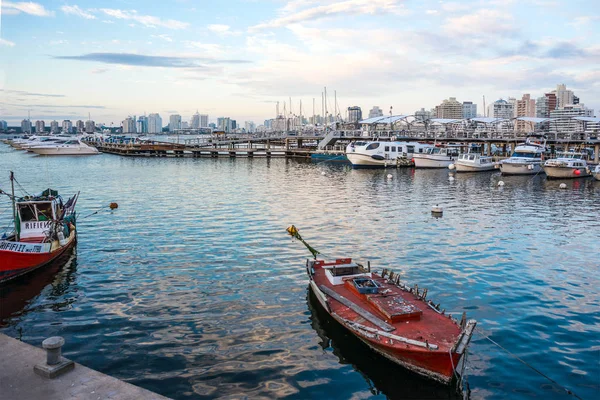 Klasszikus piros horgászcsónak Punta del este-i kikötőben, Uruguay — Stock Fotó