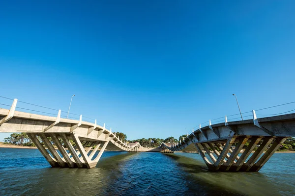 Puente ondulado con salsa ubicado en La Barra, Maldonado, Uruguay — Foto de Stock