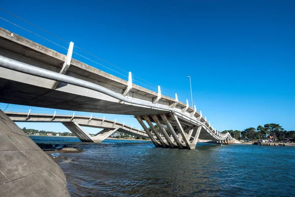 波浪肉汁桥位于 La Barra，马尔多纳多、 乌拉圭 — 图库照片