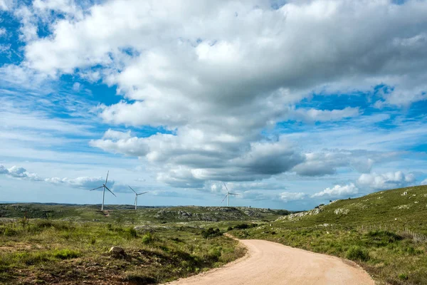 Větrné mlýny na Carape Sierra v Maldonado, Uruguay — Stock fotografie