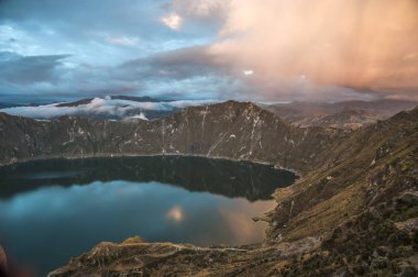 Quilotoa caldera ve göl, Andes, Ecuador