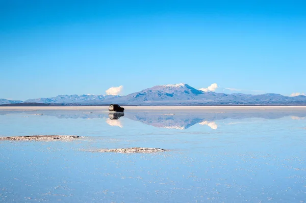 咸水湖-salar de 在玻利维亚的乌尤尼 — 图库照片